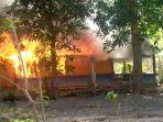warga-bakar-rumah.jpg