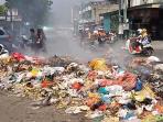 warga-bakar-tumpukan-sampah-yang-menutupi-ruas-jalan-cempaka_20160621_171815.jpg