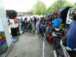 warga-balikpapan-mengantre-untuk-membeli-bahan-bakar_20160106_154253.jpg