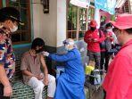 warga-banjarnegara-jawa-tengah-mengikuti-vaksinasi-door-to-door.jpg