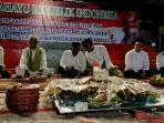 warga-bawean-tumpengan-di-alun-alun_20160817_185233.jpg