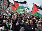 warga-belanda-melakukan-demonstrasi-pro-palestina-saat-pembukaan-museum-holocaust-di-amsterdam.jpg
