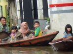warga-beraktivitas-menaiki-perahu-di-dayeuhkolot-kabupaten-bandung.jpg