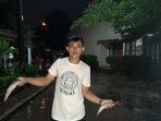 warga-berburu-ikan-lele-saat-banjir.jpg