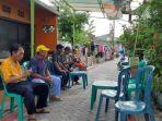 warga-berdatangan-melayat-di-kediaman-yoshi.jpg