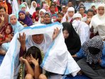warga-berdoa-jelang-pembongkaran-pasar-ikan_20160411_174641.jpg