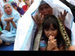 warga-berdoa-jelang-pembongkaran-pasar-ikan_20160411_180457.jpg