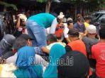 warga-berebut-ayam-potong-yang-dibagikan-peternak.jpg