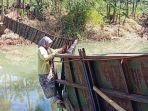 warga-bergelantungan-seberangi-jembatan-nyaris-putus.jpg