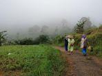 warga-berjalan-di-jalur-menuju-gunung-putri-di-kecamatan-cingambul-kabupaten.jpg