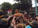 warga-berjubel-rebut-isi-gunungan-grebeg-besar-di-masjid-agung-solo_20160913_192131.jpg