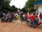 warga-berkerumum-di-sekitar-penemuan-mayat_20171207_133349.jpg