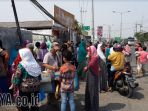 warga-berkerumun-di-depan-di-desa-geluran-taman-kabupaten-sidoarjo_20171101_101943.jpg