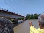 warga-berkerumun-di-sekitar-jembatan-sungai-serayu.jpg