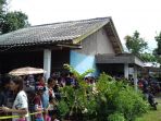 warga-berkerumun-di-sekitar-lokasi-pengerebekan-teroris_20161221_144304.jpg