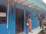 warga-berkumpul-di-depan-rumah-s.jpg