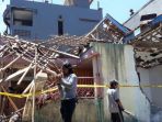 warga-bersihkan-puing-rumah-yang-hancur_20170826_140217.jpg