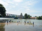 warga-bersihkan-sampah-kali-cisadane_20160104_103314.jpg