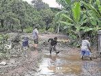 warga-bersihkan-sisa-sisa-banjir_20180125_073441.jpg