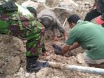 warga-berusaha-mengeluarkan-jasad-seorang-penambang_20180904_221944.jpg