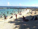 warga-berwisata-di-santai-beach-ambon-protokol-kesehatan-diabaikan.jpg