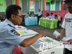warga-binaan-di-lapas-lowokwaru-kota-malang-saat-akan-memasukkan-surat-suara.jpg
