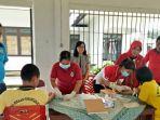 warga-binaan-rutan-kelas-2b-landak-saat-mendapatkan-pengecekan-hivaids.jpg