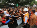 warga-binjai-sambut-kunjungan-kerja-presiden-jokowi_20160303_145841.jpg