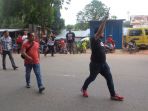 warga-blokir-jalan-baloi-kolam_20171104_122649.jpg