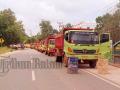 warga-blokir-puluhan-truk-pengangkut-bauksit.jpg