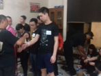 warga-china-yang-ditangkap-di-sebua-rumah-mewah_20170729_212707.jpg