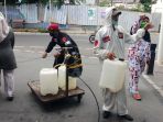 warga-cikini-menyemprotan-disinfektan-secara-mandiri_20201101_170849.jpg