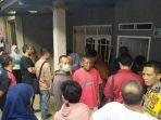 warga-dan-polisi-mendatangi-rumah-pria-yang-gantung-diri-di-depok.jpg