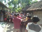 warga-dan-polisi-mengevakuasi-korban-gantung-diri-di-kesesiist_20170815_161635.jpg