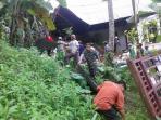 warga-dan-tni-benahi-rumah-tertimbun-longsor_20160617_143913.jpg