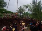 warga-datangi-lokasi-evakuasi-penggali-sumur_20160113_163912.jpg