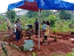 warga-datangi-makam-vanessa-dan-bibi-berdoa-dan-selfie_20211105_154214.jpg
