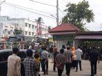 warga-datangi-pn-kualasimpang-aceh-tamiang.jpg