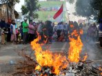 warga-demo-aparat-represif_20160815_235152.jpg