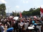 warga-demo-kades-selingkuh_20150506_121426.jpg