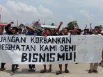 warga-demo-pt-rayon-utama-makmur_20171101_143736.jpg