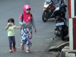 warga-depok-pakai-masker_20200302_210750.jpg