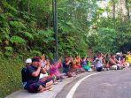 warga-desa-adat-angantiga-ritual-pekelem-dan-ngaku-agem.jpg