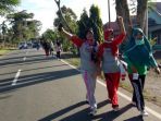 warga-desa-bassiang-kecamatan-ponrang-selatan-berjalan-ka_20180630_160603.jpg