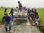 warga-desa-kertajaya-dan-tni-bergotong-royong-tuntaskan-sasaran-fisik-tmmd-ke-115.jpg