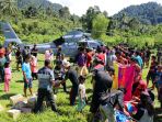 warga-desa-kopeang-yang-terisolasi-menerima-sembako-tni-al_20210126_235459.jpg