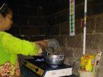 warga-desa-mundu-klaten-jawa-tengah-memanfaatkan-biogas.jpg