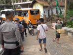 warga-desa-wadas-yang-sempat-diamankan-polisi-kembali-pulang-ke-rumahnya.jpg