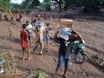 warga-di-ntt-saat-menerima-bantuan-dari-pln.jpg