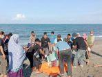 warga-di-pantai-lowita1232.jpg